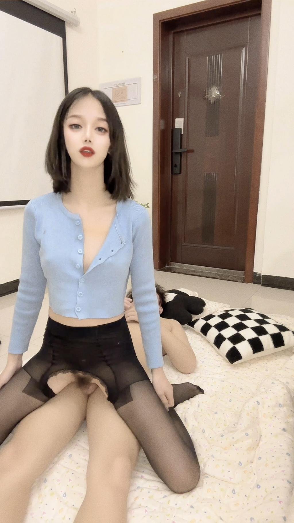 女上位自己动