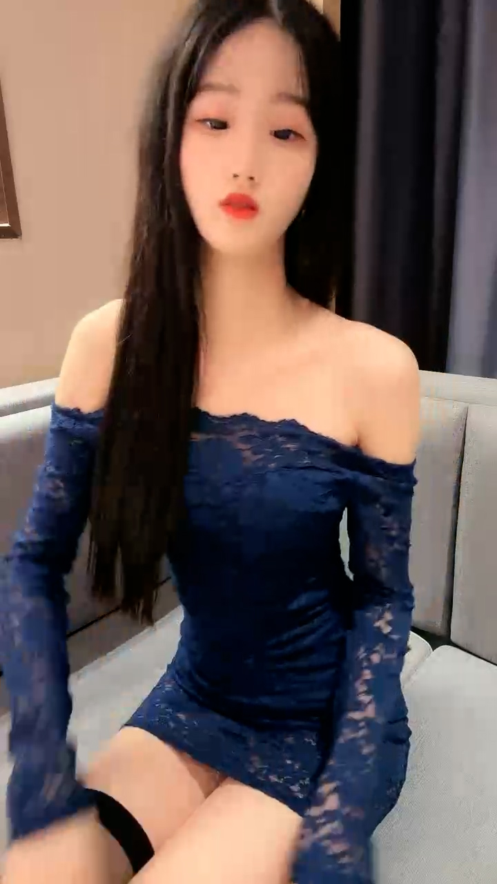 极品颜值美少女！新人刚下海！收费房给大家秀一波，170CM黑丝美腿，假屌猛捅骚逼，妹妹玩的挺开